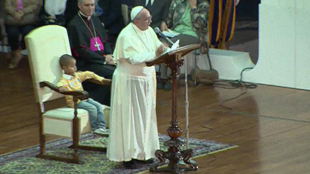Na cadeira do Papa: a história do pequeno Carlos